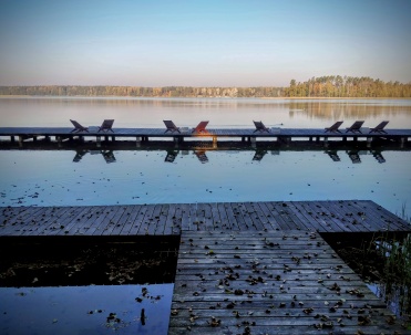 Panorama jeziora w Rucianem-Nidzie z pomostem w ciepłe popołudnie