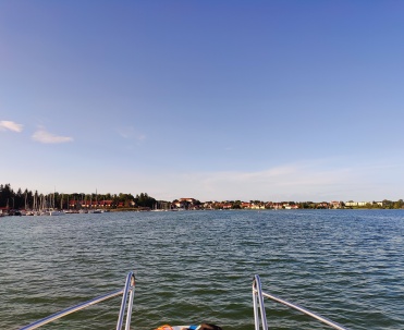 Panorama jeziora z pomostem w ciepłe popołudnie