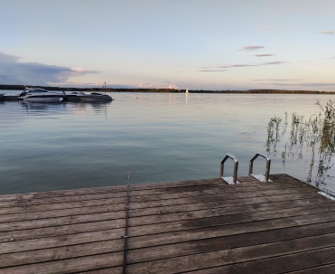 Pomost nad jeziorem – idealne miejsce na wypoczynek
