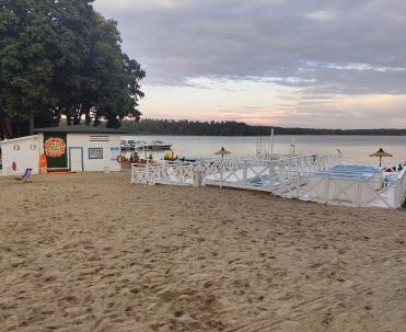 Spokojna plaża nad jeziorem w Rucianem-Nidzie o zachodzie słońca